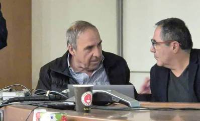 משה קפלינסקי בישיבת מועצת עיריית רמת השרון, יושב עם ראש העיר.