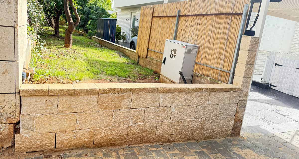 רחוב כצנלסון 40 כפר סבא. שטח ציבורי בין הבצים חסום לתנועת כלי רכב על ידי חומה במדרכה. על השטח דשא ועצים.