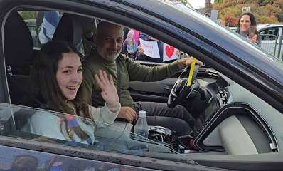 נעמה לוי שבה לבית ברעננה. יושבת עם אביה ברכב ומנופפת יד לשלום דרך החלון הפתוח של המכונית.