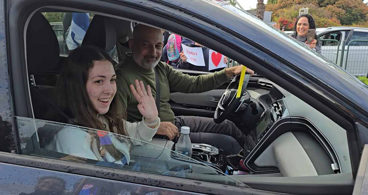 נעמה לוי שבה לבית ברעננה. יושבת עם אביה ברכב ומנופפת יד לשלום דרך החלון הפתוח של המכונית.