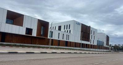 קריית חינוך הנשיא שמעון פרס בשכונת גליל ים. שורת מבנים בצבעים חום ולבן. על מבנה אמצעי רשום: קריית חינוך, הנשיא שמעון פרס. הקרייה בנוייה לאורך שדרת שבעת הכוכבים.