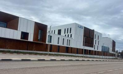 קריית חינוך הנשיא שמעון פרס בשכונת גליל ים. שורת מבנים בצבעים חום ולבן. על מבנה אמצעי רשום: קריית חינוך, הנשיא שמעון פרס. הקרייה בנוייה לאורך שדרת שבעת הכוכבים.