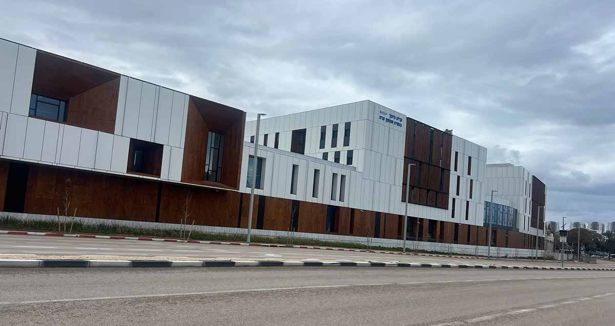 קריית חינוך הנשיא שמעון פרס בשכונת גליל ים. שורת מבנים בצבעים חום ולבן. על מבנה אמצעי רשום: קריית חינוך, הנשיא שמעון פרס. הקרייה בנוייה לאורך שדרת שבעת הכוכבים.