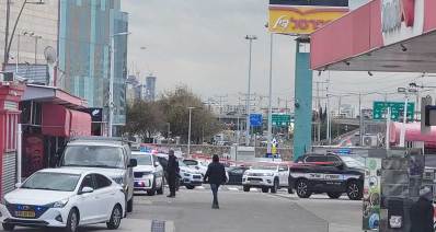 אירוע דקירה בתחנת הדלק גלילות. ניידות משטרה, שוטרים וסרט סימון תוחם וסוגר את איזור תחנת הדלק ליד סינימה סיטי