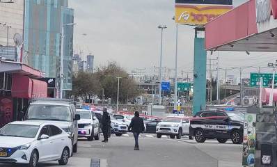 אירוע דקירה בתחנת הדלק גלילות. ניידות משטרה, שוטרים וסרט סימון תוחם וסוגר את איזור תחנת הדלק ליד סינימה סיטי
