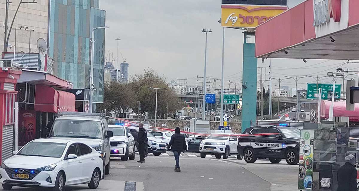 אירוע דקירה בתחנת הדלק גלילות. ניידות משטרה, שוטרים וסרט סימון תוחם וסוגר את איזור תחנת הדלק ליד סינימה סיטי
