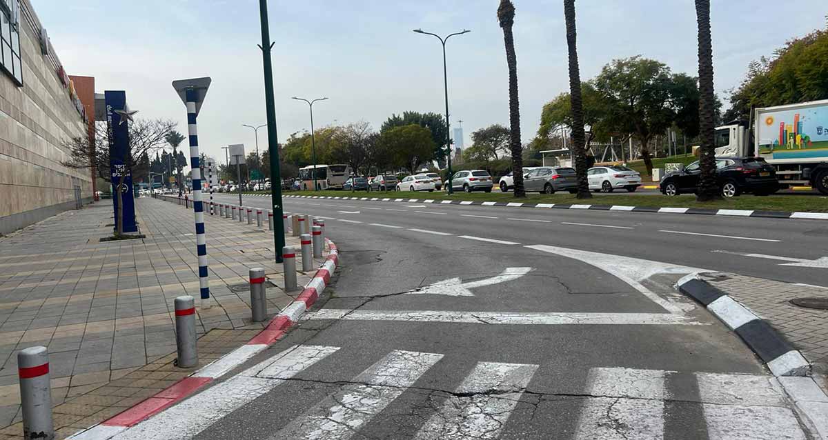 פקק תנועה ביציאה לשדרות שבעת הכוכבים. שורות של מכוניות במסלול הימני של השדרה. המסלול השמאלי ריק.