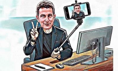 יריב פישר. איור בינה מלאכותית: באיור יריב פישר מחזיק מוט סלפי ועליו מצלמה. יריב יושב ליד שולחן עבודה עם מסך מחשב ומקלדת ומסמן את האות ויי בידו הפנויה
