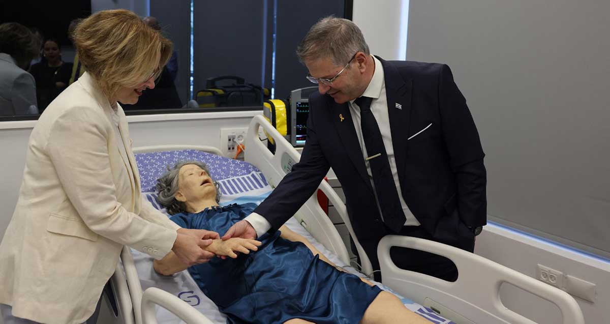 שר החינוך יואב קיש וד"ר מירי מזרחי ראובני, מנהלת בית ספר דינה רקנאטי לרפואה, באוניברסיטת רייכמן. צילום: גלעד קוולרצ'יק