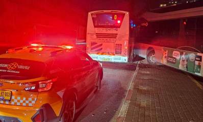 תאונה עם שני אוטובוסים ברחוב יורדי הים בהרצליה. מימין אוטובוס על המדרכה שחזיתו צמודה לצד של אוטובוס שני הנמצא בכביש. מכונית צהובה של איחוד הצלה בחזית התמונה עם אורות מאירה את האוטובוס השני.