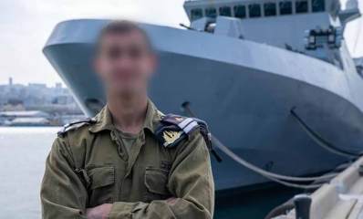 סגן ע' בוגר קורס חובלים בן 20 מהרצליה במדי ב'. מאחוריו סטי"ל