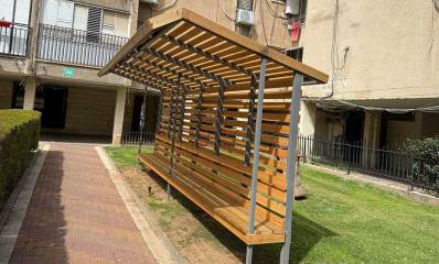 ספסל עם גגון שהתקינה העירייה על שטח פרטי ברחוב הנביאים 34 בכפר סבא