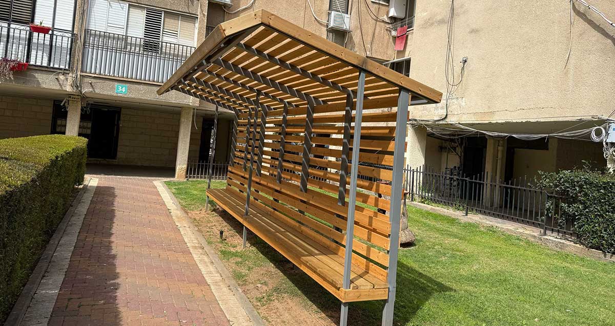 ספסל עם גגון שהתקינה העירייה על שטח פרטי ברחוב הנביאים 34 בכפר סבא