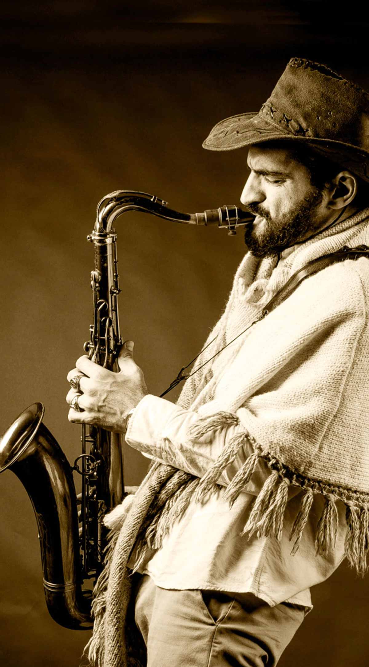 קובי שם טוב מנגן בסקסופון