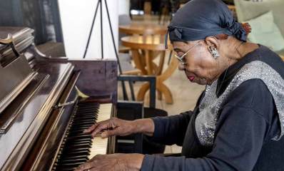 חואניטה כהן סמית' מנגנת בפסנתר.