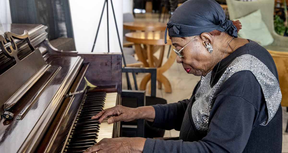 חואניטה כהן סמית' מנגנת בפסנתר.