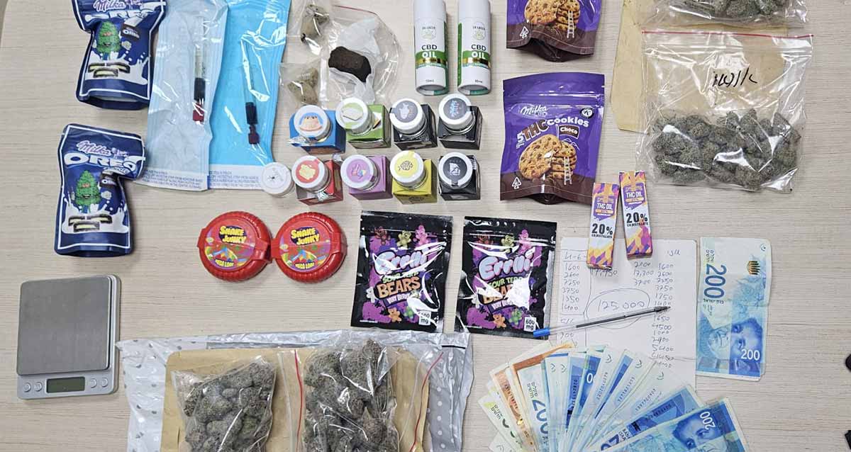 סמים שנתפסו ברמת השרון, בשקיות פלסטיק שקופות, בשקיות של אוריאו, בקופסאות פלסטיק מרובעות, בקופסאות פח עגולות, בגלילים של נייר, וכסף מזומן בשטרות של 200 שקלים.