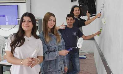 "יום מעשים טובים" בהרצליה. צעירות וצעירים צובעים קיר.