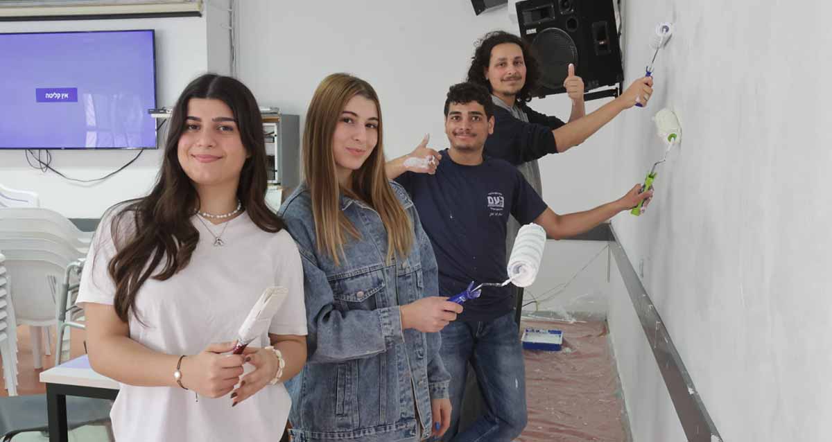 "יום מעשים טובים" בהרצליה. צעירות וצעירים צובעים קיר.