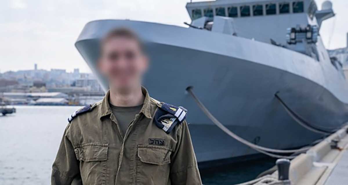 סגן א' בוגר קורס חובלים במדי ב׳ מאחוריו סטי״ל