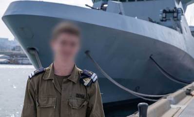 סגן ע' בוגר קורס חובלים במדי ב׳ מאחוריו סטי״ל