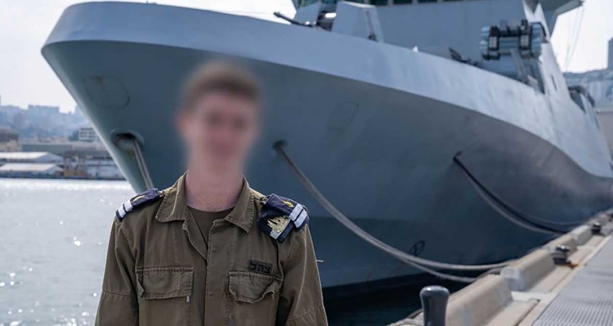 סגן ע' בוגר קורס חובלים במדי ב׳ מאחוריו סטי״ל