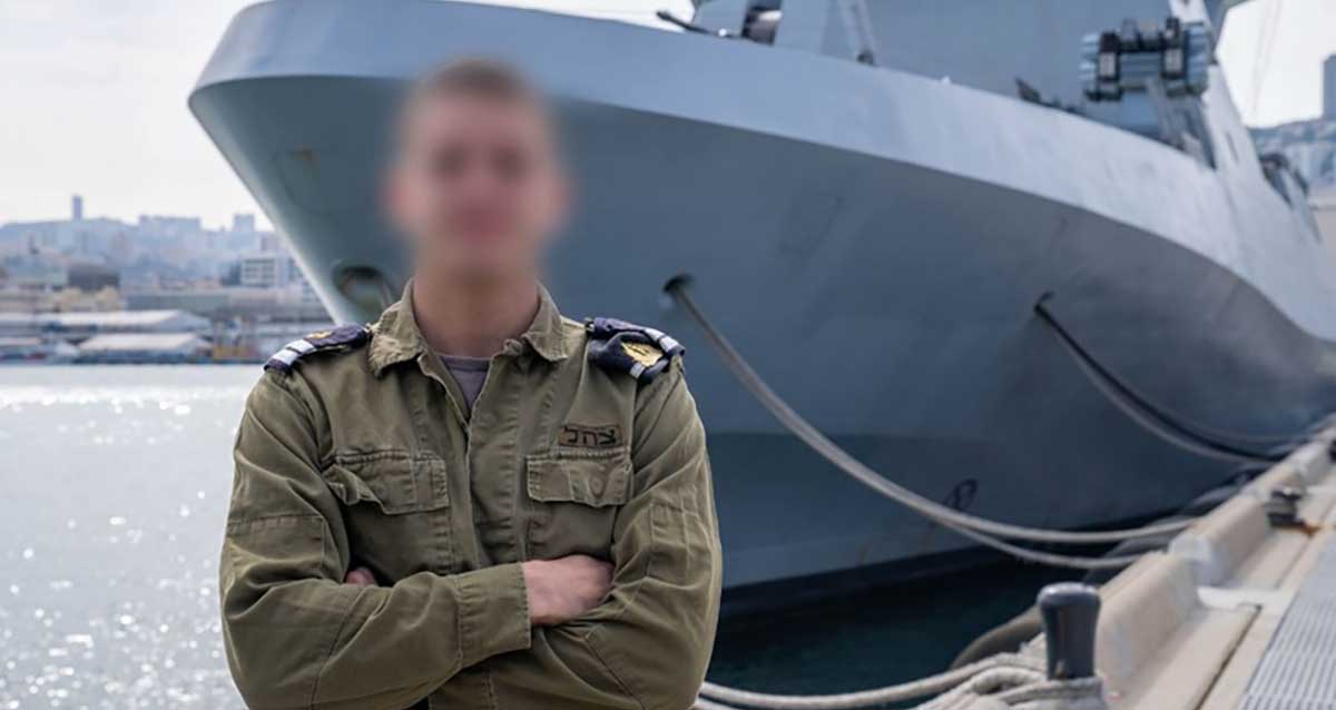 סגן נ' בוגר קורס חובלים במדי ב׳ מאחוריו סטי״ל