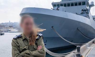 סגן ת' בוגרת קורס חובלים במדי ב׳ מאחוריה סטי״ל