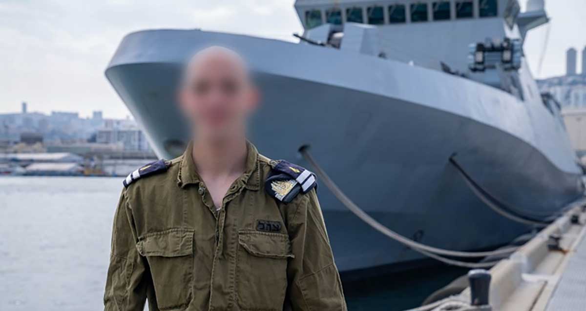 סגן י' בוגר קורס חובלים במדי ב׳ מאחוריו סטי״ל