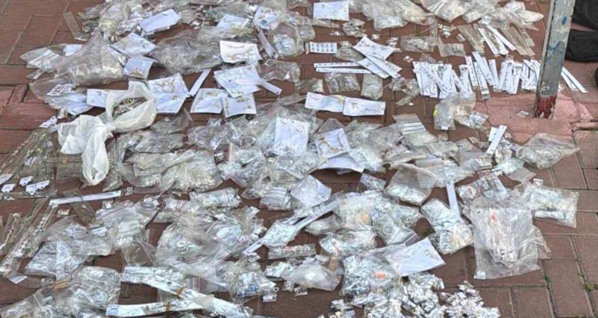 תכשיטים שנגנבו מדירה בהרצליה. תכשיטים בתוך שקיות פלסטיק רבות.