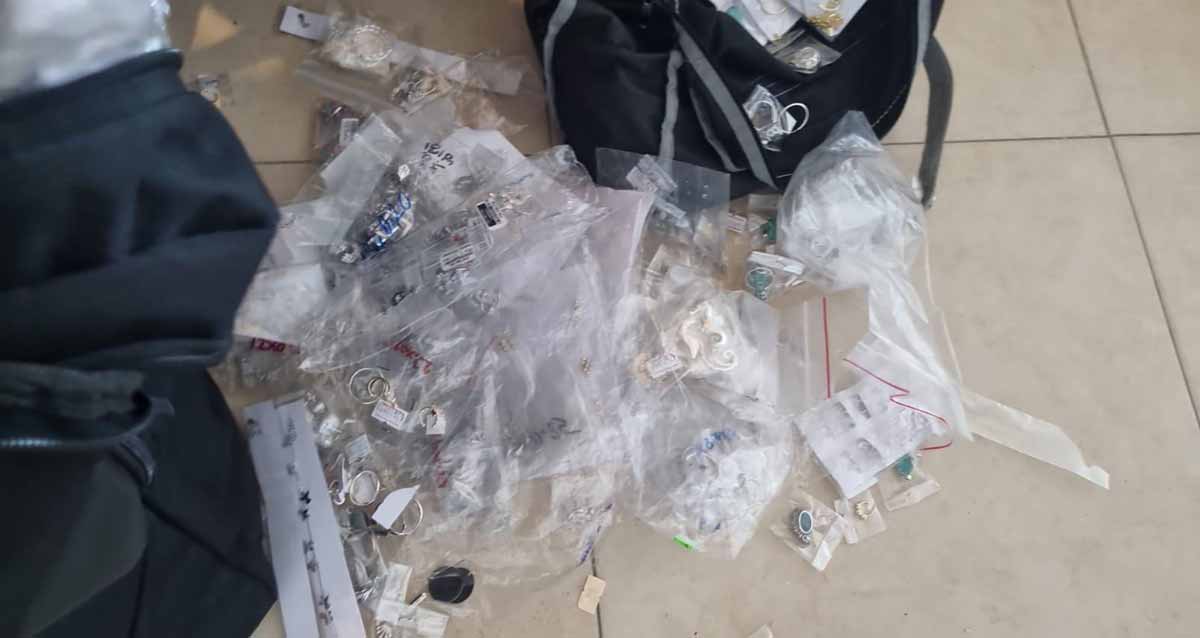 תכשיטים שנגנבו מדירה בהרצליה. תכשיטים בתוך שקיות פלסטיק ושני תיקים שחורים בהם נתפסו התכשיטים.