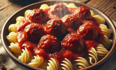 כדורי בשר של שף שאול בן אדרת. כדורי בשר עם רוטב אדום על פסטה מסולסלת.