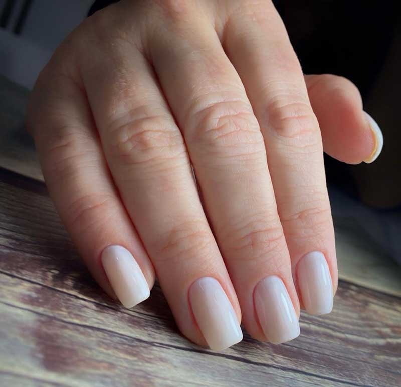 צילו של גב כף יד וציפורניים מעוצבות