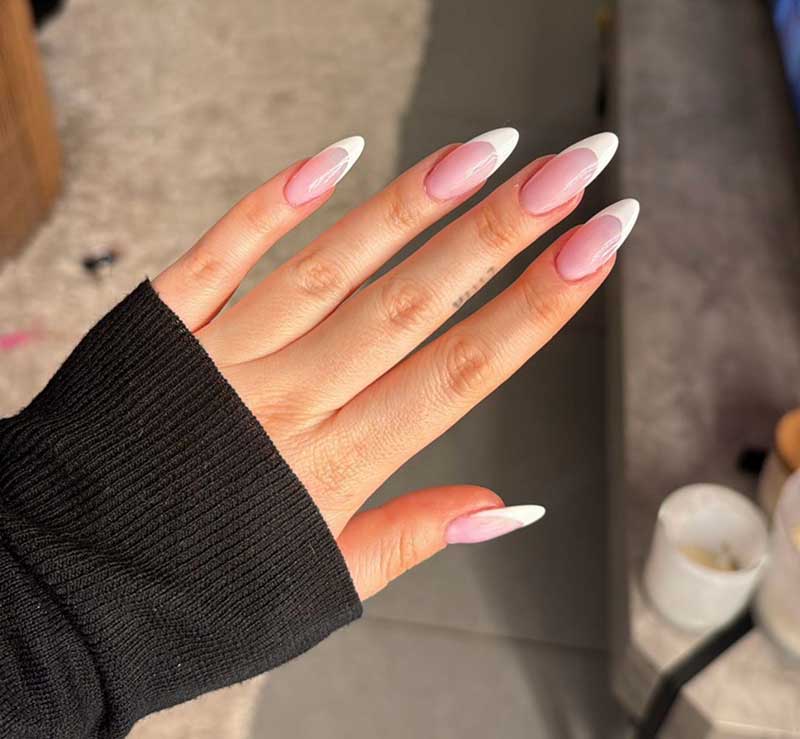 צילו של גב כף יד וציפורניים מעוצבות