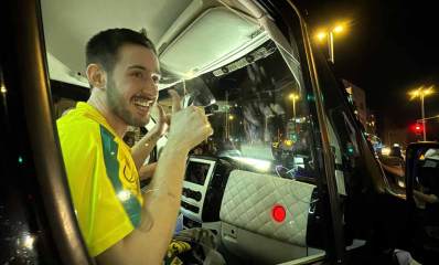 עומר שם טוב חזר להרצליה בתוך הרכב עם האגודל של שתי הידיים כלפי מעלה. עומר בחולצה צהובה של נבחרת ברזיל בכדורגל.