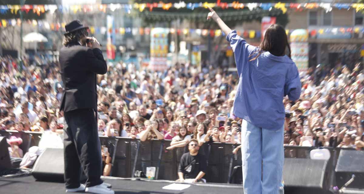 אירוע פורים המרכזי בהרצליה. נס וסטילה על במה מול הקהל הרב.