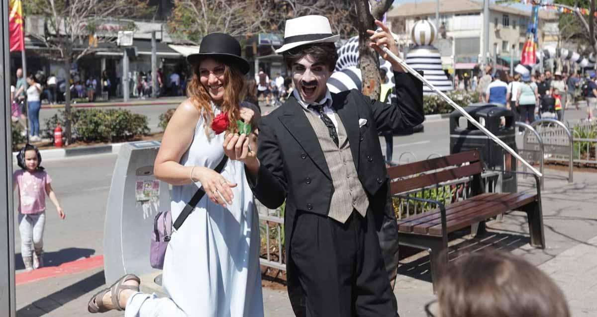 אירוע פורים המרכזי בהרצליה. נס וסטילה במדרכה במרכז הרצליה.