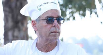 שף איציק רוכברגר בפורים 2025, עם כובע שף וכיתוב: הצלחות ברמת השרון.