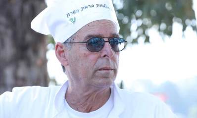 שף איציק רוכברגר בפורים 2025, עם כובע שף וכיתוב: הצלחות ברמת השרון.