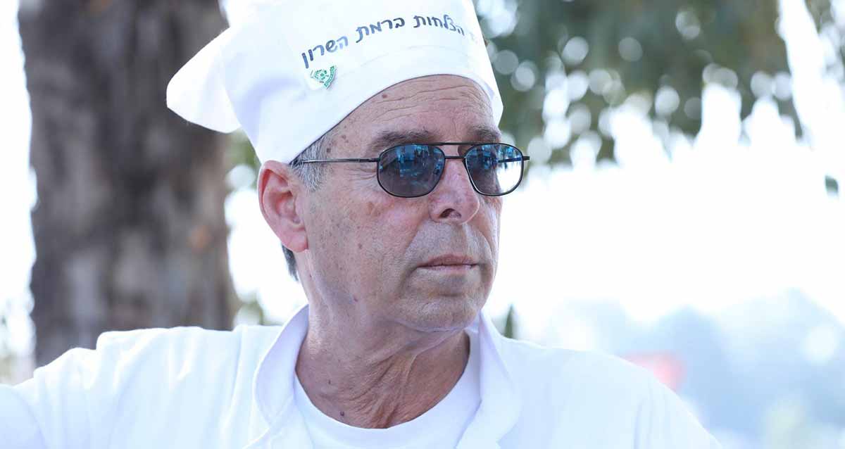 שף איציק רוכברגר בפורים 2025, עם כובע שף וכיתוב: הצלחות ברמת השרון.