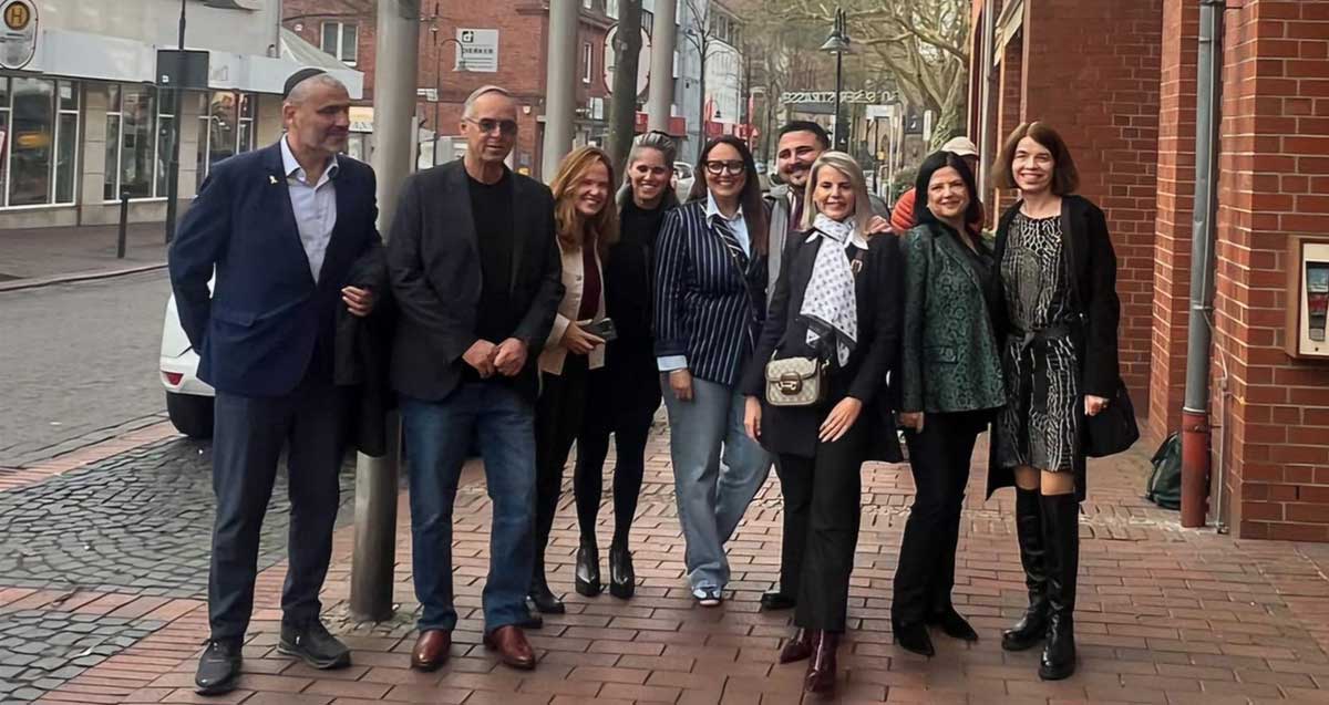 המשלחת מרמת השרון בעיר הגרמנית התאומה בתמונה קבוצתית במדרכה.