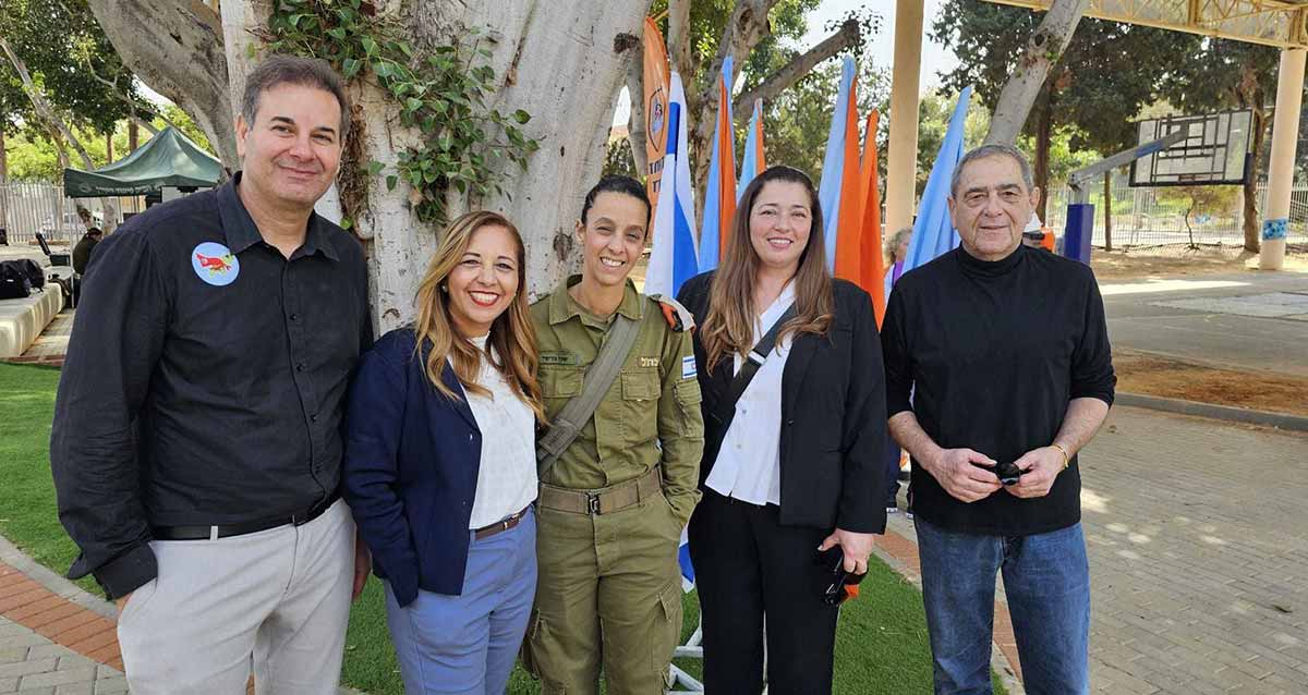 רויטל שפירא, מנהלת מחוז ת"א במשרד החינוך. רויטל עם המשפחה בגינה ציבורית.