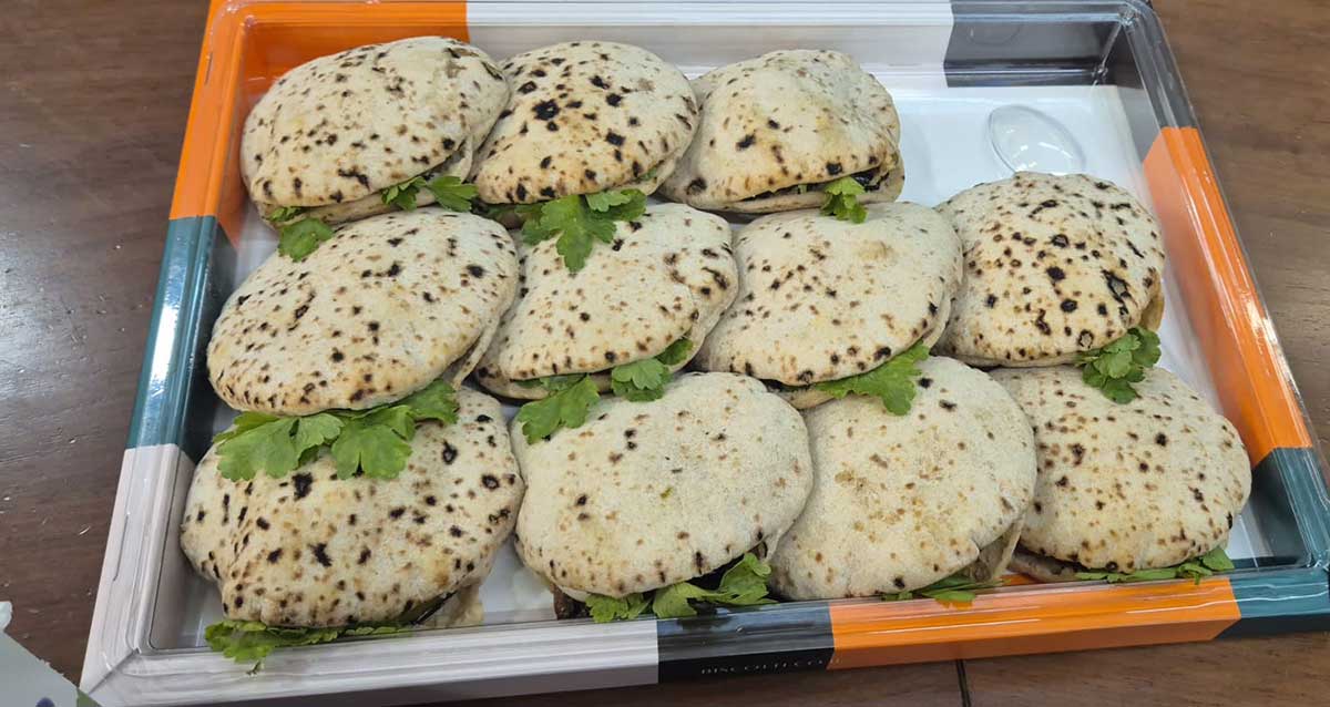 מגש של פיתות סביח בפיתה