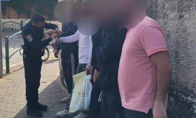 שב"חים ברחוב רבי עקיבא במרכז הרצליה ושוטר לפניהם.