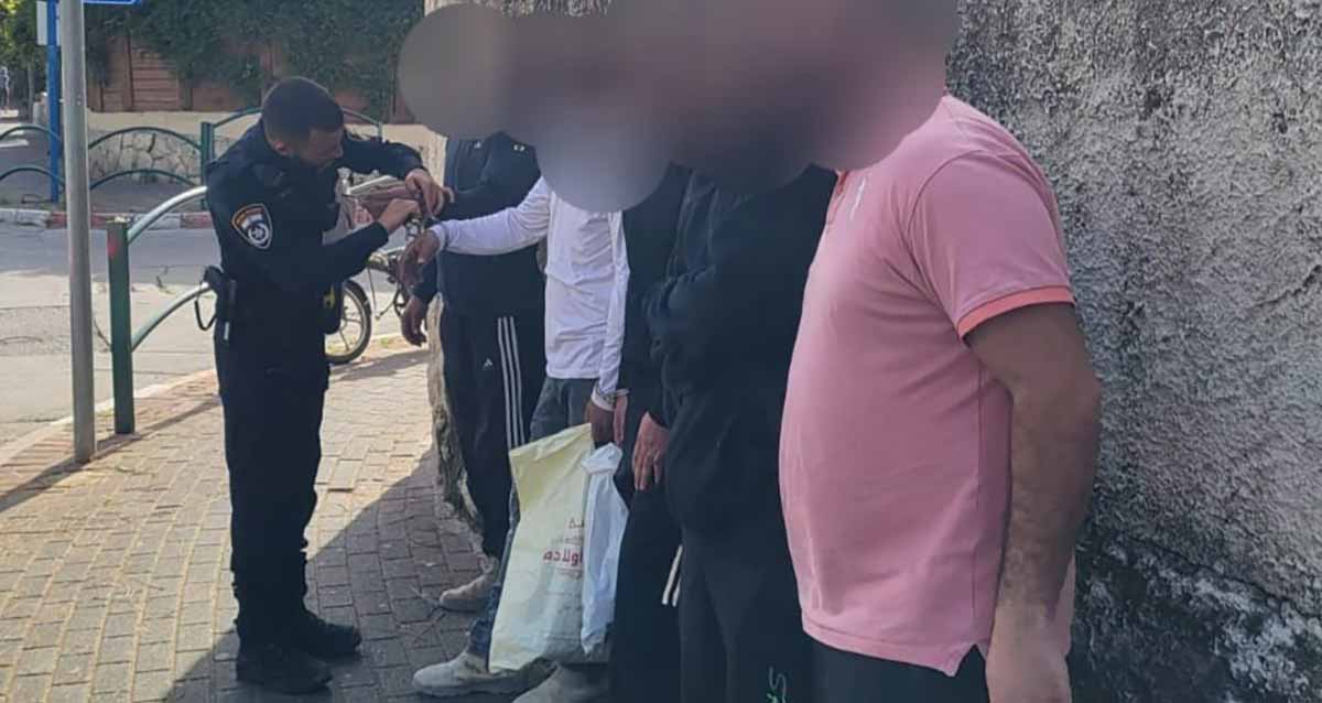 שב"חים ברחוב רבי עקיבא במרכז הרצליה ושוטר לפניהם.