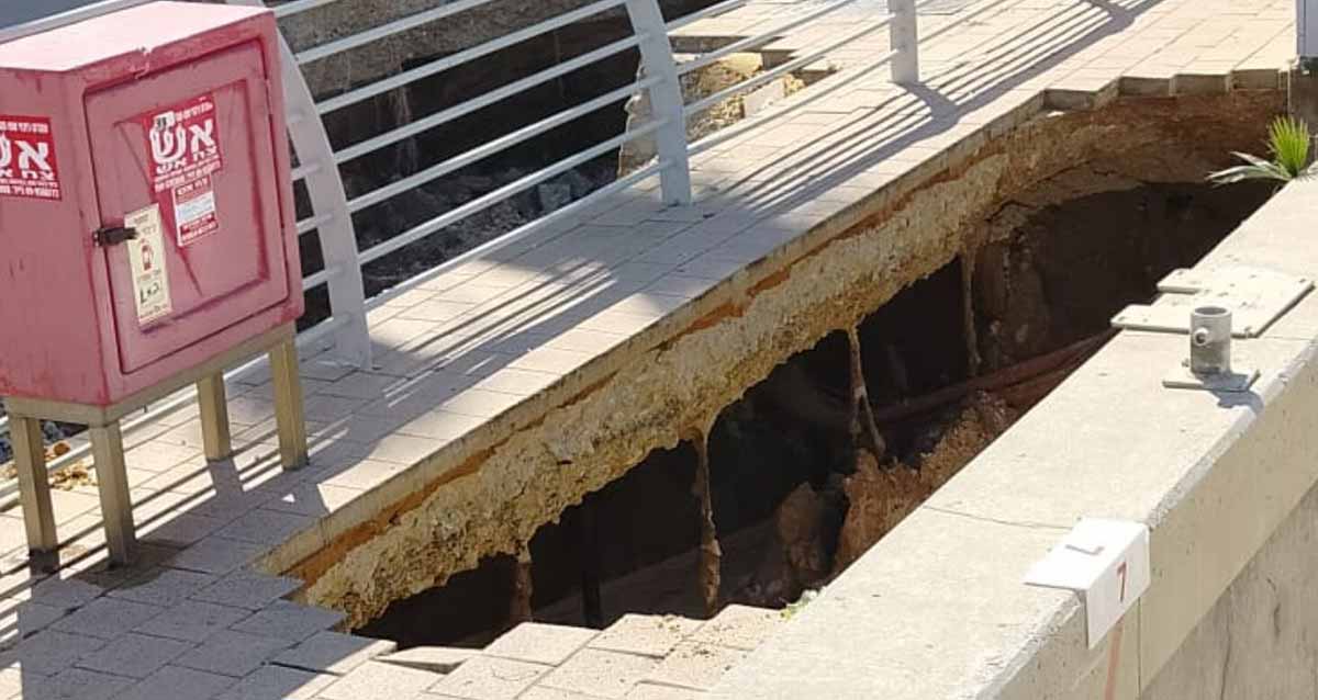 בולען במספנת מרינה הרצליה. בור עמוק ברציף. בצד שמאל ארון כיבוי אש בצבע אדום, ומאחוריו מעקה מתכת.