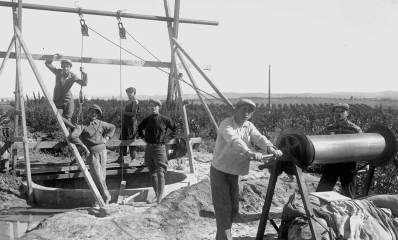 קידוח באר מים בכפר סבא ב-1933. ארבעה פועלים עומדים ליד בור הקידוח ופועל אחד ליד הגלגילה.