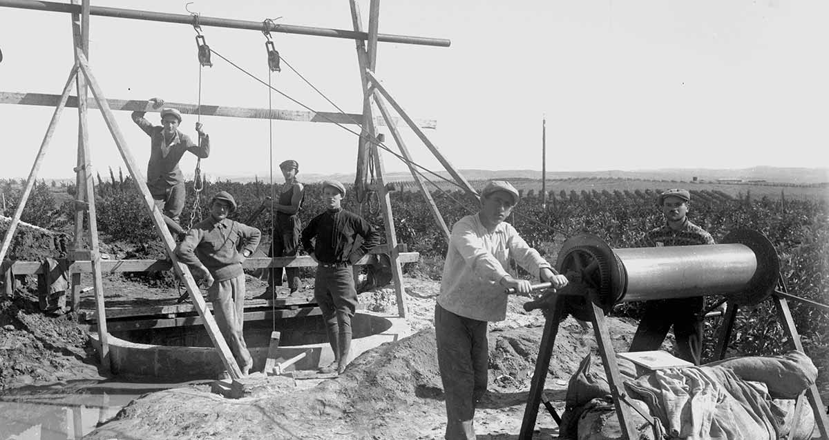 קידוח באר מים בכפר סבא ב-1933. ארבעה פועלים עומדים ליד בור הקידוח ופועל אחד ליד הגלגילה.