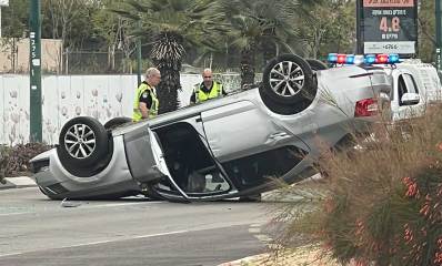 רכב התהפך ברחוב ז׳בוטינסקי בהרצליה, לידו שני שוטרים וניידת