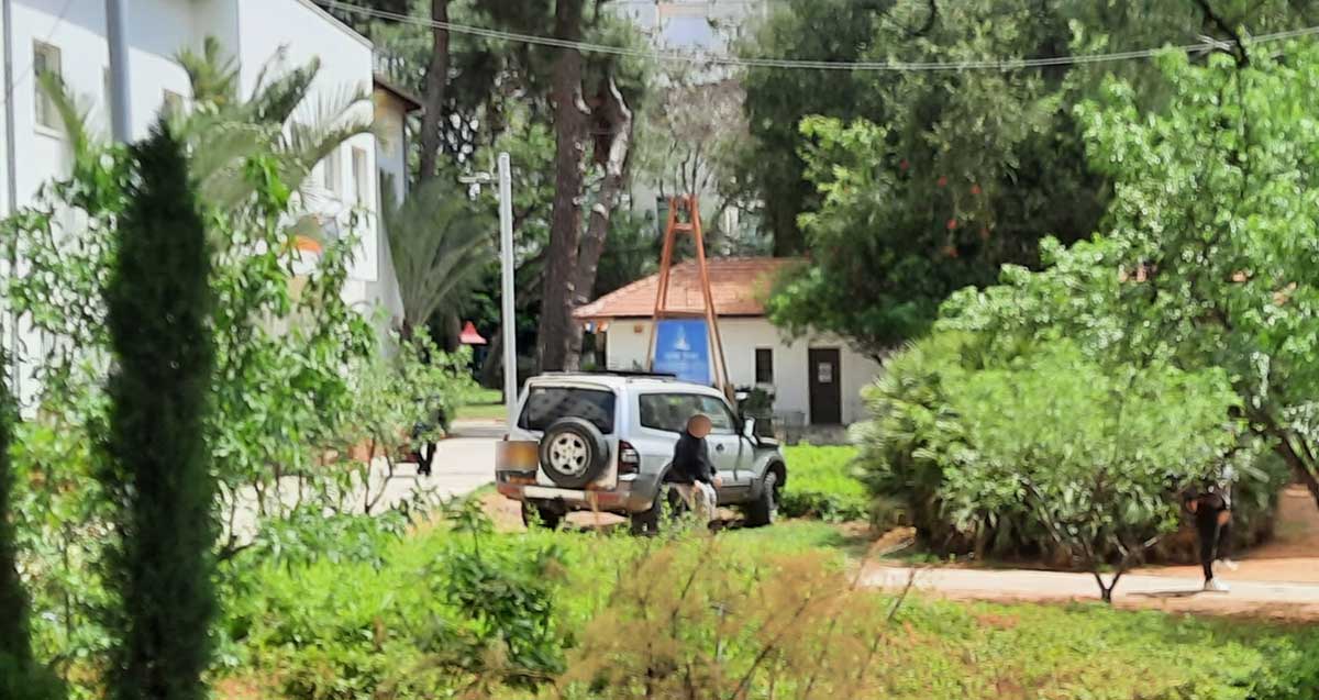 הג׳יפ הפרטי של עובד יחידת האכיפה חונה ליד בית הכנסת הגדול. צילום: פרטי